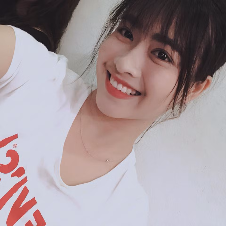 Thùy Linh là con cả trong gia đình có 3 chị em. Bố làm đủ nghề lao động tay chân, từ Nam Định đến Hà Nội ở đâu có việc là ông nhận hết. Mẹ của cô nàng có sạp rau nhỏ ở chợ. Như những đứa trẻ sinh ra ở vùng quê nghèo, Thùy Linh giỏi đồng áng từ nhỏ. Những việc như cấy lúa, trông em, nấu ăn chẳng làm khó được cô. Việc đồng áng không chỉ theo nữ sinh ở những năm cấp 3 khi còn sống gần bố mẹ. Lúc Linh đậu Cao đẳng Du lịch trên Hà Nội, mỗi vụ mùa đến nữ sinh cũng phải về nhà để cấy lúa kiếm tiền.