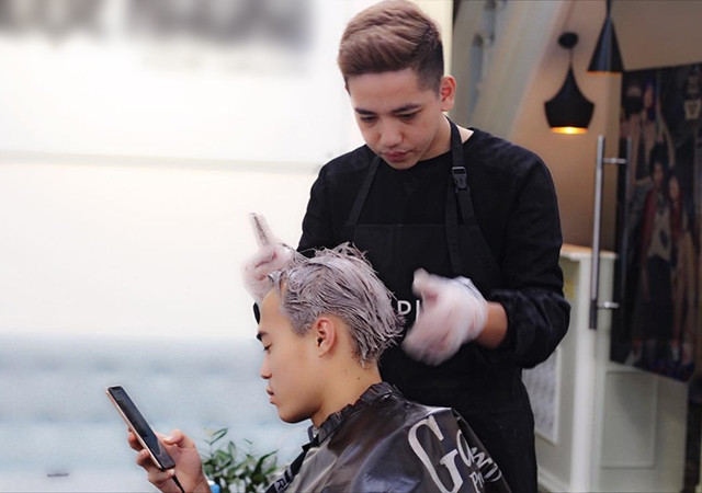 Sau khi cùng đội tuyển Việt Nam vô địch AFF Cup 2018, Văn Toàn đã tranh thủ tìm đến một tiệm cắt tóc quen thuộc tại Hà Nội để thay đổi lại màu tóc của mình.