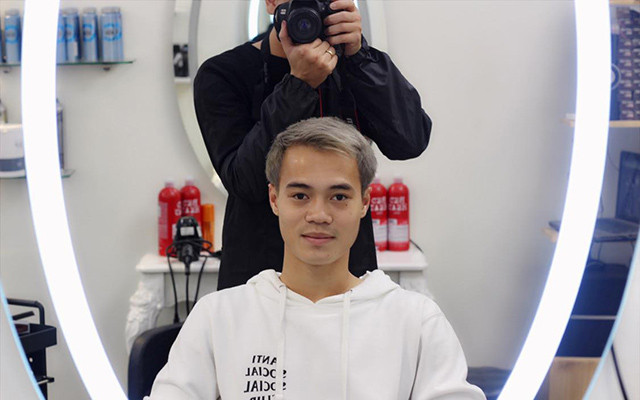 Theo nhiều người nhận xét, cầu thủ Văn Toàn với màu tóc bạc đã chơi rất bùng nổ tại ASIAD 2018 hồi đầu tháng 8. Lý do khiến Văn Toàn rất "kết" màu tóc độc này là bởi nó đã từng đem đến may mắn cho anh ở giải đấu được diễn ra trên đất Indonesia.