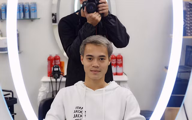 Theo nhiều người nhận xét, cầu thủ Văn Toàn với màu tóc bạc đã chơi rất bùng nổ tại ASIAD 2018 hồi đầu tháng 8. Lý do khiến Văn Toàn rất "kết" màu tóc độc này là bởi nó đã từng đem đến may mắn cho anh ở giải đấu được diễn ra trên đất Indonesia.