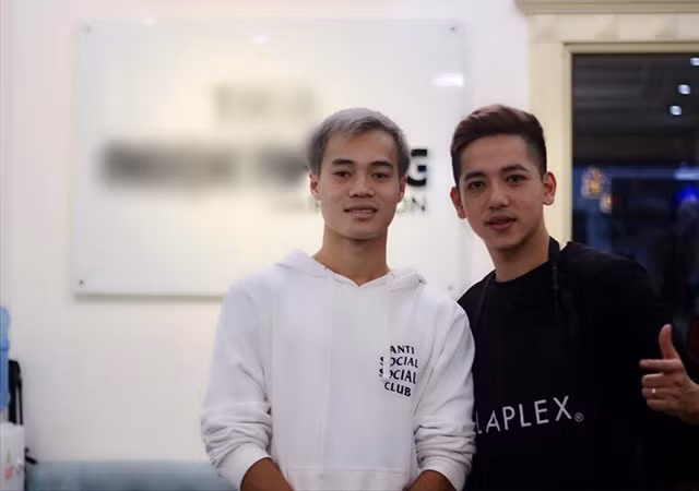 Bên cạnh đó, thông qua việc đổi màu tóc, Văn Toàn cũng muốn “đổi vận” để hy vọng sẽ có may mắn trở lại với mình sau một kỳ AFF Suzuki Cup 2018 không thành công trên phương diện cá nhân.