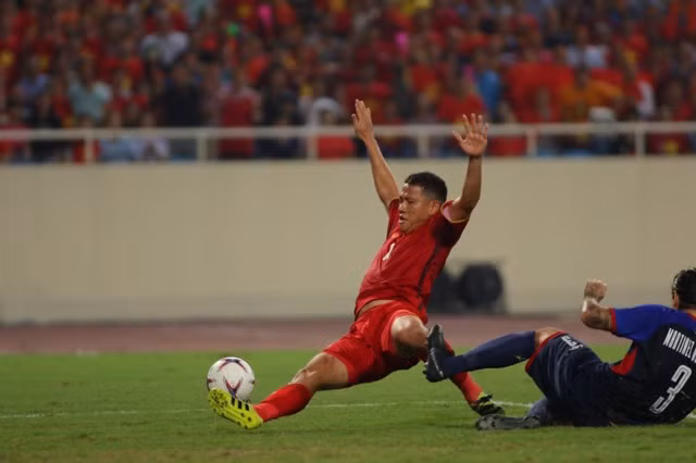 Quang Hai, Cong Phuong lap cong, Viet Nam hien ngang tien vao chung ket AFF Cup-Hinh-3