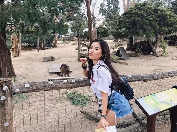 Bên cạnh đó, Milan Phạm cũng cho biết vì có người quen ở Australia nên được dẫn đi thăm thú nhiều nơi, có cảm giác thân thuộc như ở Việt Nam.