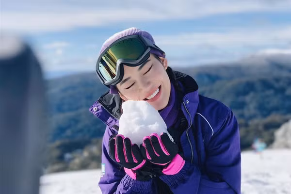 Trên trang cá nhân của mình, hot girl Việt này đã khoe những bức ảnh đầu tiên tại Australia khi cô tham gia vào ác hoạt động như trượt tuyết, xem kangaroo, tham quan thành phố Sydney, chụp hình nhà hát con sò.