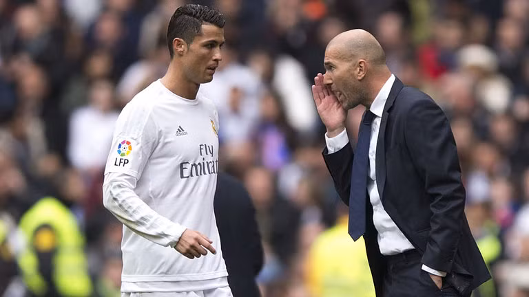 Zidane khẳng định Ronaldo ở lại Real: Trả lời phỏng vấn khi cùng Real tham dự chuyến du đấu tại Mỹ, HLV Zinedine Zidane khẳng định cậu học trò cưng Cristiano Ronaldo chắc chắn gắn bó với sân Bernabeu ở mùa giải tới. "Cristiano đang đi nghỉ và sẽ sớm trở lại hội quân. Những tin đồn về việc cậu ấy sẽ ra đi đã trở thành quá khứ. Cậu ấy sẽ khoác áo Real mùa tới". Ảnh: Daily Mail