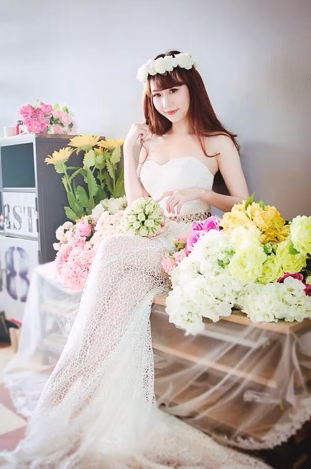 Bên cạnh đó là bộ ảnh cô dâu nhẹ nhàng và không kém phần quyến rũ trong bộ váy cưới ren nửa kín nửa hở.