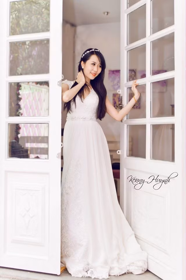 Nu Phạm xinh đẹp trong bộ áo cưới vô cùng quyến rũ.