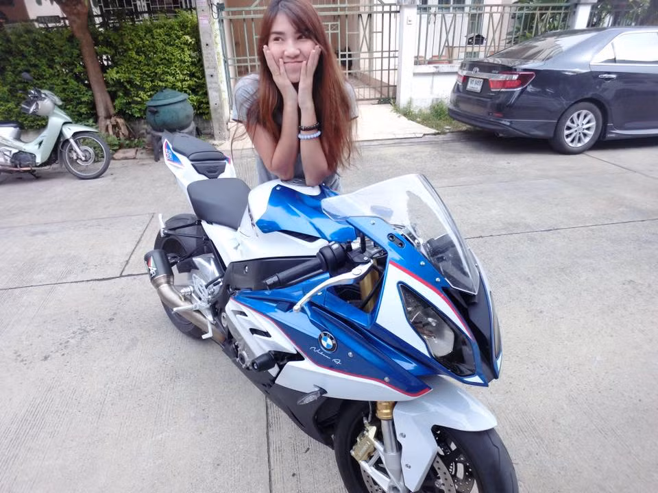 Yêu tốc độ và thích thiết kế hầm hố của những chiếc mô tô nên Nabee A. Glico đã quyết tiết kiệm tiền để "tậu" cho mình một chiếc xế khủng để thỏa mãn đam mê của mình.