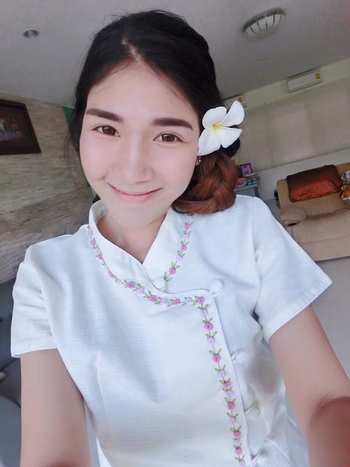 Làn da trắng cùng khuôn mặt đẹp khiến Nabee A. Glico trở nên vô cùng nữ tính khác hẳn với sự mạnh mẽ khi cô cưỡi trên chiếc xế khủng.