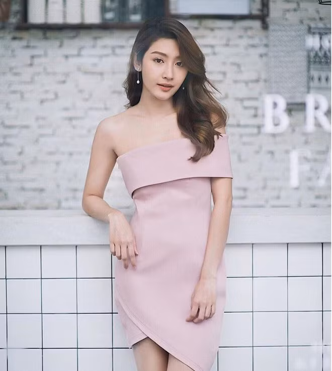 Lalita Paisarn là một người mẫu ảnh được khá nhiều bạn trẻ tại Thái Lan yêu thích. Hiện tại, Instagram của cô nàng có hơn 134.000 người theo dõi. Theo nhiều dân mạng Việt nhận xét, nếu ngắm kĩ hot girl Thái Lan này có rất nhiều điểm giống với Quỳnh Anh Shyn.