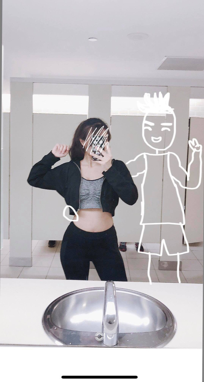 Cùng check-in trong toilet khi đi tập gym, chàng người yêu giả tưởng của Mỹ Hằng theo cô đi muôn nơi.