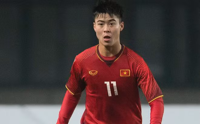 Duy Mạnh được biết đến là cái đầu nóng trên sân, trung vệ này không ngại va chạm để giảm thiểu tình huống nguy hiểm với khung thành của Văn Lâm.