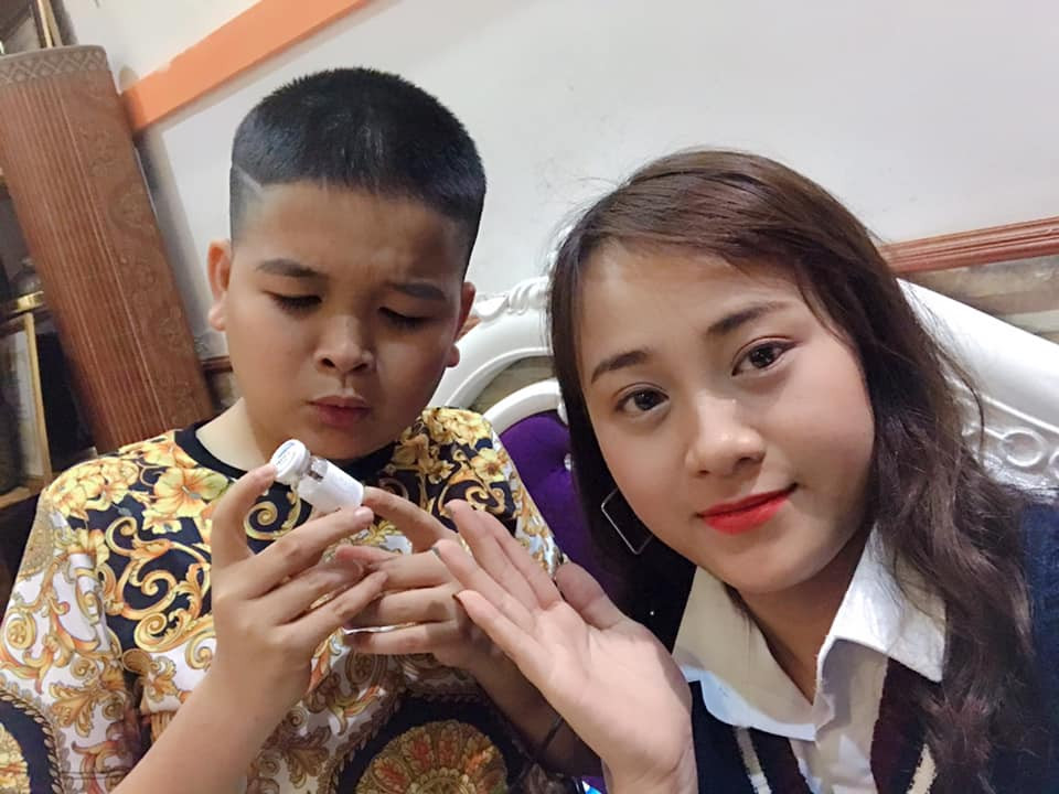 Tại hiện trường, công an thu giữ một đĩa sứ màu trắng có dính tinh thể nghi ma túy tổng hợp và nhiều tang vật liên quan. Kết quả kiểm tra nhanh cho thấy diễn viên Cu Thóc cùng đồng phạm đã dương tính với ma túy và thừa nhận mới cùng nhau sử dụng ma túy trong phòng hát.