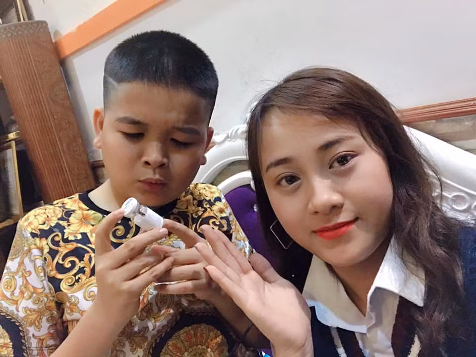 Tại hiện trường, công an thu giữ một đĩa sứ màu trắng có dính tinh thể nghi ma túy tổng hợp và nhiều tang vật liên quan. Kết quả kiểm tra nhanh cho thấy diễn viên Cu Thóc cùng đồng phạm đã dương tính với ma túy và thừa nhận mới cùng nhau sử dụng ma túy trong phòng hát.