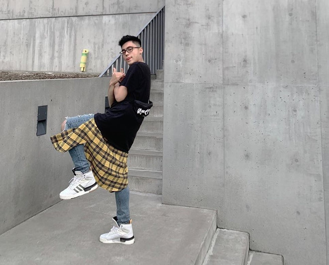 Tuy không hoạt động nghệ thuật, em trai Sơn Tùng M-TP vẫn có gần 50.000 người theo dõi trên mạng. Việt Hoàng được khen càng lớn càng đẹp trai, nam tính. Những bức ảnh gần đây trên trang cá nhân của 10X được khen gọi chững chạc hơn so với tuổi 19.