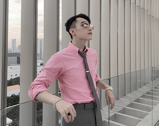 Ngoài trang phục họa tiết, chủ nhân bản hit Em của ngày hôm qua còn thích diện trang phục có màu sắc tươi sáng như hồng, vàng, đỏ.