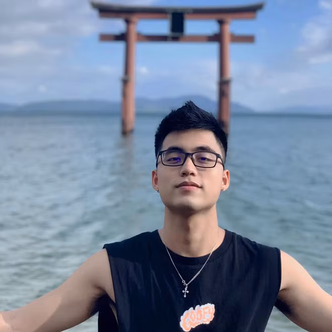 Trên trang cá nhân, Việt Hoàng không đăng quá nhiều hình ảnh, chủ yếu là khoảnh khắc selfie và hình chụp cùng anh trai Sơn Tùng M-TP.