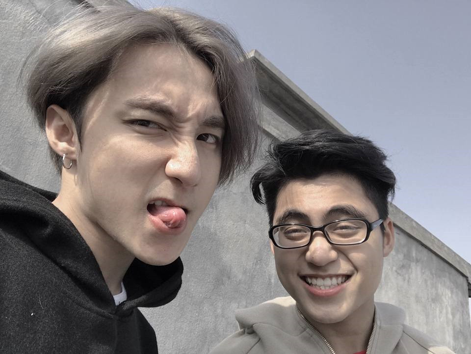 Trên trang cá nhân, cả hai thường đăng ảnh chụp cùng nhau. Có lần, giọng ca Lạc trôi còn dành lời có cánh cho em mình: "This is how to define 'handsome'. Love you my boy" (tạm dịch: Đây là định nghĩa của hai từ đẹp trai. Yêu lắm em trai tôi). Anh em Sơn Tùng M-TP bị dân mạng chọc "mèo khen mèo dài đuôi" khi thường xuyên khen ngợi nhau trên mạng.