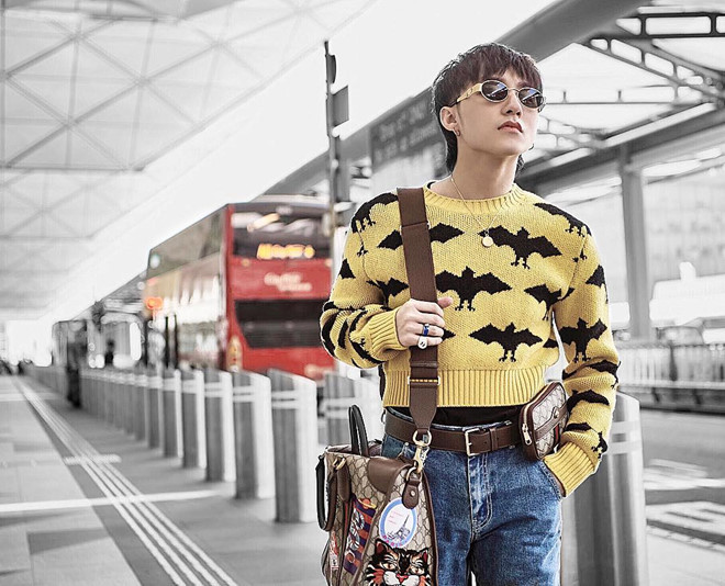 Tháng 5/2018, Sơn Tùng diện áo len họa tiết bị dân mạng nói thiếu nam tính. Đây là lần hiếm hoi nam ca sĩ bị fan chê mắc lỗi trang phục.