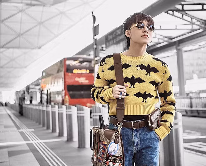 Tháng 5/2018, Sơn Tùng diện áo len họa tiết bị dân mạng nói thiếu nam tính. Đây là lần hiếm hoi nam ca sĩ bị fan chê mắc lỗi trang phục.