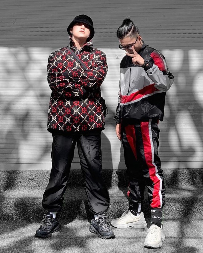 Đây không phải lần đầu tiên ca sĩ Sơn Tùng M-TP diện đồ có màu sắc hay hoạt tiết nổi hơn em trai - không phải cả set, thì cũng là giày, vớ hay áo khoác.