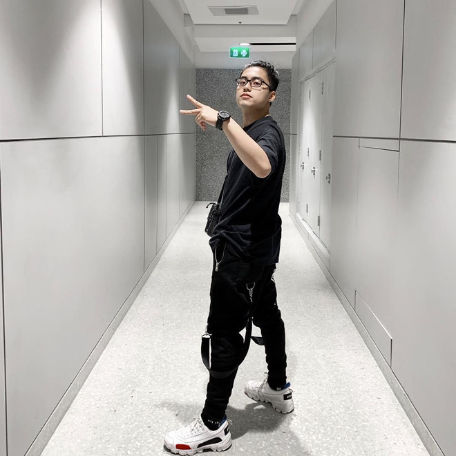 Trong khi Sơn Tùng chuộng phong cách "màu mè", em trai nam ca sĩ lại được khen nam tính, trưởng thành với gu thời trang đơn giản cùng những bộ trang phục tối màu.