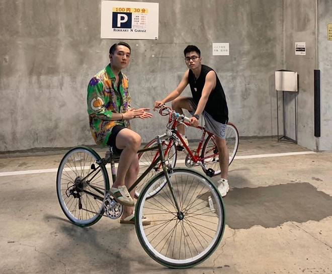 Sáng 5/10, Nguyễn Việt Hoàng đăng lên trang cá nhân bức ảnh chụp chung với anh trai là ca sĩ Sơn Tùng M-TP. Trong loạt ảnh này, dân mạng phát hiện điều thú vị. Đó là trong khi Việt Hoàng thường diện đồ với màu sắc đơn giản như đen, trắng, xám bao nhiêu, Sơn Tùng lại thích style "màu mè" với những trang phục sáng màu, "hoa lá cành" bắt mắt bấy nhiêu.