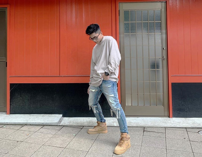 Việt Hoàng theo đuổi phong cách streetwear được giới trẻ Âu - Mỹ ưa chuộng. Những bức ảnh của cậu bạn đăng trên trang cá nhân được nhiều người khen "có gu", "nam tính" và trông không khác gì fashionisto chuyên nghiệp.