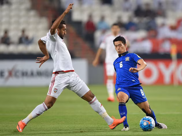 Sarach Yooyen chính là người hùng thầm lặng của Thái Lan tại AFF Cup 2016. Thi đấu thấp nhất ở hàng tiền vệ, Yooyen giống như ông chủ trong lối chơi của tuyển Thái Lan với khả năng chuyền bóng ngắn lẫn dài gần như hoàn hảo.