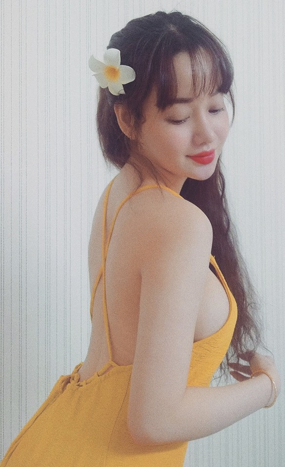 Nhưng khi gương mặt đỡ xấu thì đến lúc cô nàng bị trêu ghẹp vì "vòng một lép" và kết quả của việc giảm cân trước đấy mang lại. Không đành lòng vì điều này, Ngọc Trân quyết định dành tiền để tiếp tục thực hiện thẩm mỹ nâng ngực.