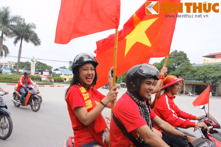 Vừa đi diễu hành các bạn trẻ vừa hát những bài hát truyền thống của hội làm không khí trở nên hết sức sôi nổi.