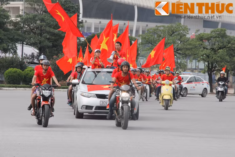 Theo chỉ đạo của Ban điều hành, các thành viên đi xe máy xếp thành hai hàng giữ khoảng cách đội hình an toàn của buổi diễu hành.