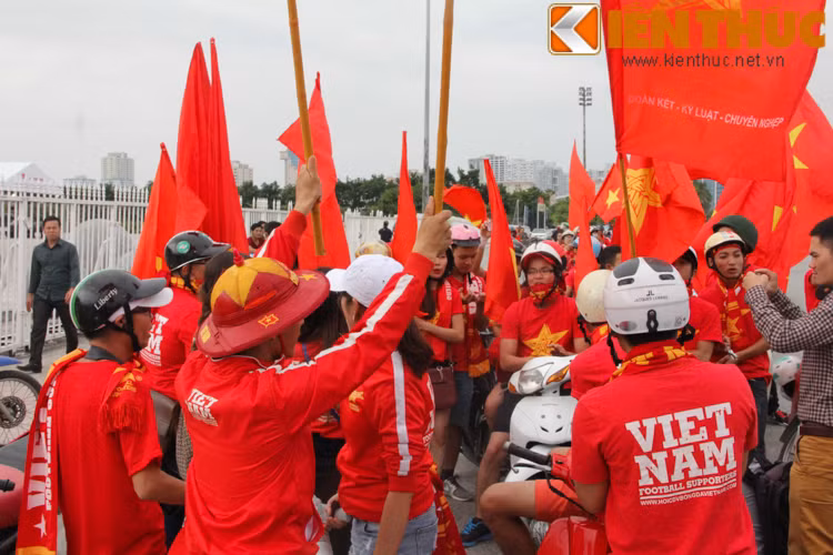 Hội CĐV VFS đã chọn cổng chính SVĐ QG Mỹ Đình làm địa điểm tập kết. Trước giờ khởi hành, các thành viên của hội đã khuấy động phong trào bằng những bài hát cũng như tập những khẩu hiệu sẽ hô vang trong suốt cuộc diễu hành.