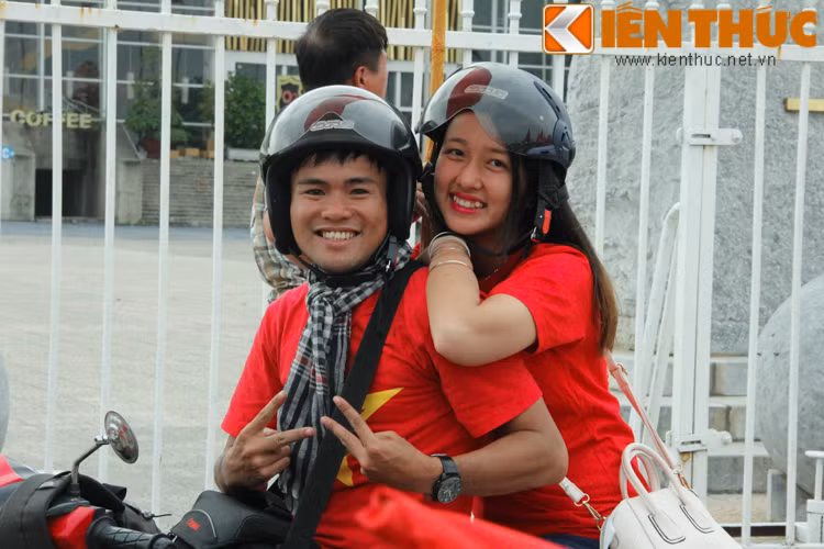 Có rất nhiều bạn trẻ từ ba miền của Tổ quốc đã quy tụ về SVĐ QG Mỹ Đình để tham gia hoạt động ý nghĩa này của hội CĐV Việt Nam.