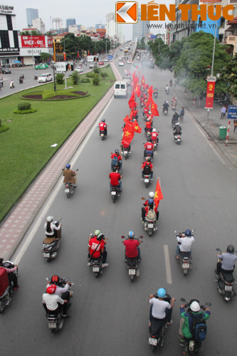 Đi tới đâu, đoàn diễu hành cũng được những người đi đường và người dân đứng hai bên đường cổ vũ hết sức nhiệt tình.