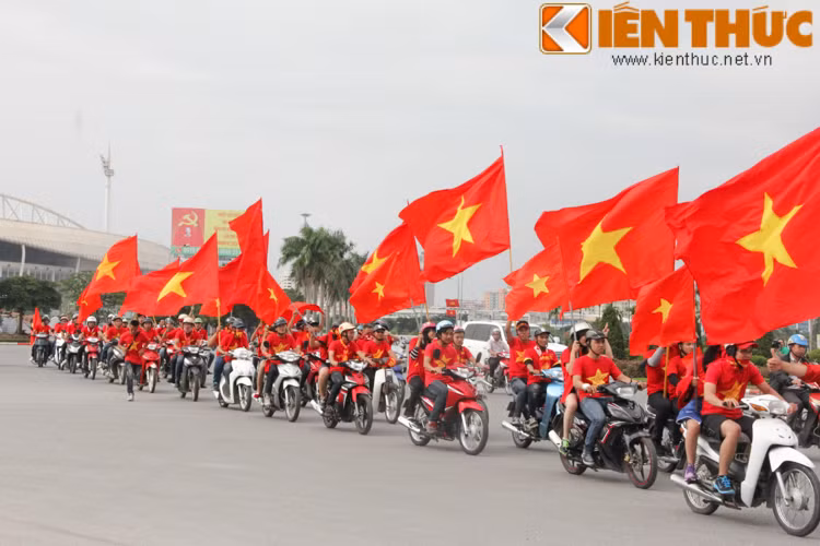 Đoàn diễu hành của Hội CĐV VFS xếp hàng hết sức ngay ngắn.