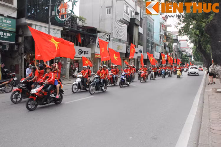 Chia sẻ về cảm xúc của mình trước trận đấu, bạn Thủy Tiên - thành viên của Hội CĐV VFS nói: "Mình rất tin tưởng ĐT Việt Nam sẽ có chiến thắng trước Thái Lan trong ngày hôm nay, vừa để nâng cao vị thế của ĐT Việt Nam và vừa để trả nợ người Thái ở những trận đấu trước đây".