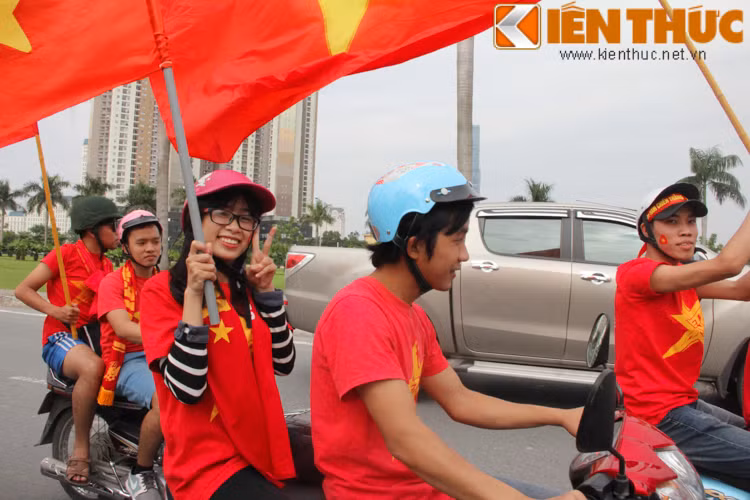 Tham gia đoàn diễu hành đa phần là các bạn sinh viên đến từ khắp các trường Đại học. Họ gặp nhau và quy tụ nhau lại để cổ vũ cho ĐT Việt Nam giành chiến thắng trước ĐT Thái Lan.