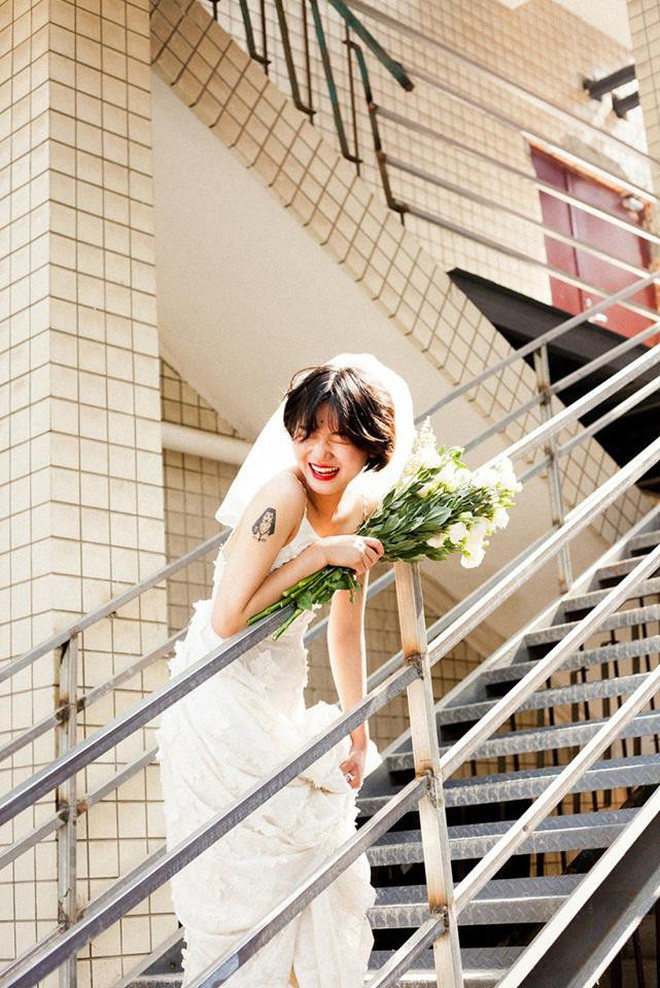 Nét hiện đại tiếp theo trong bộ ảnh cưới chụp máy phim này đó là trang phục có chút phá cách của cô dâu chú rể. Chú rể tóc undercut siêu ngầu; cô dâu tóc ngắn để tự nhiên, đội khăn voan cô dâu.