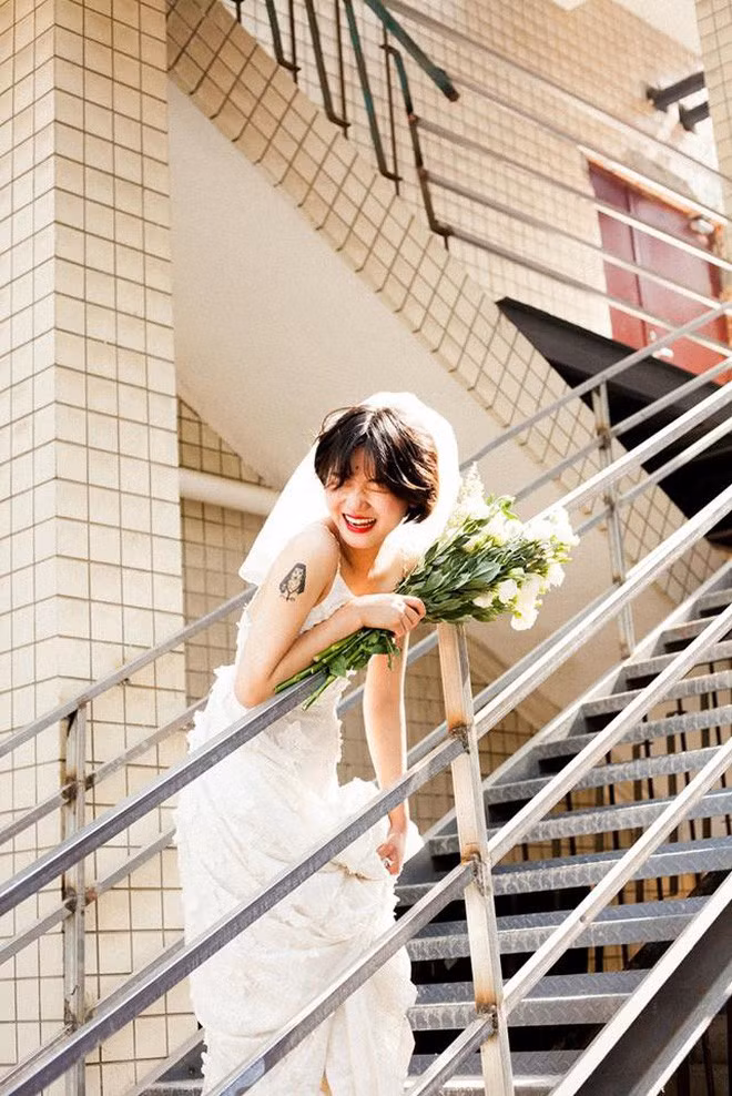 Nét hiện đại tiếp theo trong bộ ảnh cưới chụp máy phim này đó là trang phục có chút phá cách của cô dâu chú rể. Chú rể tóc undercut siêu ngầu; cô dâu tóc ngắn để tự nhiên, đội khăn voan cô dâu.