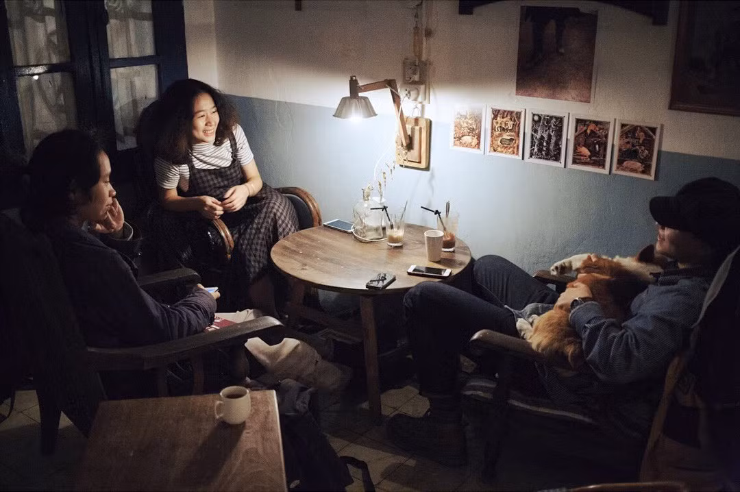 Từ những khung cửa gỗ, những bộ bàn ghế gỗ hay những giá sách gỗ treo trên tường đều được bố trí hợp lý, hài hòa và vô cùng giản tiện.