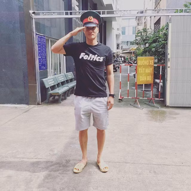 Trên trang cá nhân của mình, Văn Hoàng có tới hơn 13.000 lượt theo dõi và không ít những lời mời kết bạn được các cô nàng gửi tới chàng thủ môn gốc Nghệ An này.