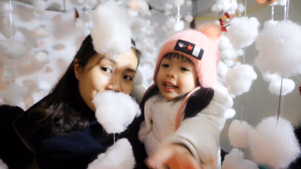 Đại diện cho người dân, chị Hương (28 tuổi, Hà Nội) chia sẻ: "Tôi thấy đây là một không gian rất ý nghĩa, nó mang lễ Giáng Sinh xích lại người dân Thủ đô thêm chút nữa. Tới đây, tôi có thể cho con gái mình khám phá rất nhiều thứ về ngày lễ đặc biệt này và cháu có thể giao tiếp được với rất nhiều người nước ngoài".