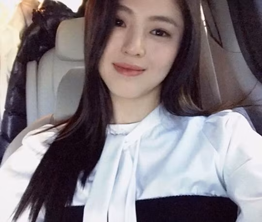 Ở nhiều góc chụp, Han So Hee trông rất giống vợ của Song Joong Ki