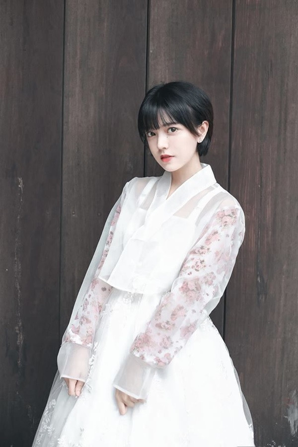 Châu Thư cũng thích thử mặc trang phục truyền thống của Trung Quốc, Hàn Quốc và Nhật Bản. Với trang phục nào, cô nàng cũng đều thể hiện được nét cá tính, xinh đẹp.