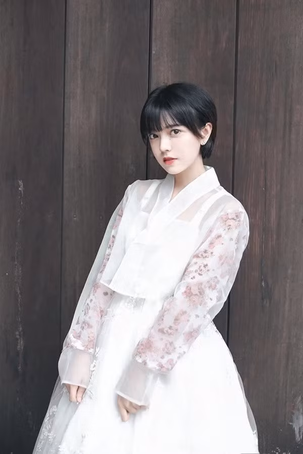 Châu Thư cũng thích thử mặc trang phục truyền thống của Trung Quốc, Hàn Quốc và Nhật Bản. Với trang phục nào, cô nàng cũng đều thể hiện được nét cá tính, xinh đẹp.