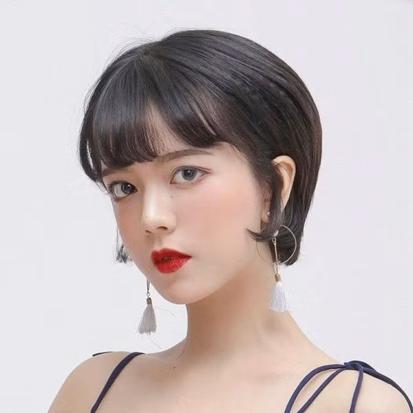 Khuôn mặt của Thư cũng thường xuyên "phủ sóng" trên các diễn đàn người hâm mộ trai xinh, gái đẹp trên MXH.