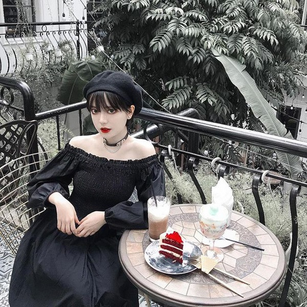 Nhờ khuôn mặt hoàn hảo như búp bê và chiều cao lý tưởng, Châu Thư luôn nhận được những lời khen ngợi.