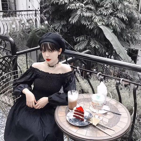 Nhờ khuôn mặt hoàn hảo như búp bê và chiều cao lý tưởng, Châu Thư luôn nhận được những lời khen ngợi.