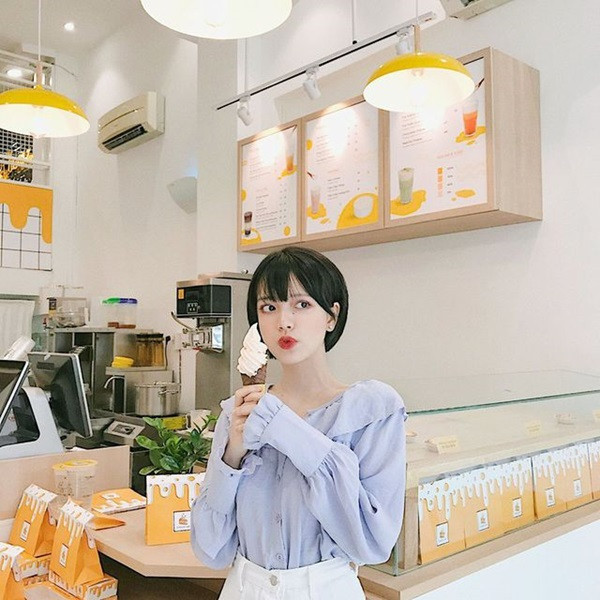 Bên cạnh việc học, Châu Thư còn làm người mẫu thời trang, người mẫu ảnh cho các nhãn hàng.